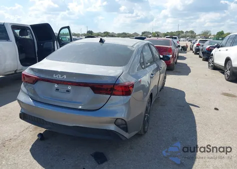2023 Kia Forte Lxs z USA, uszkodzony, nr VIN 3KPF24AD2PE606561